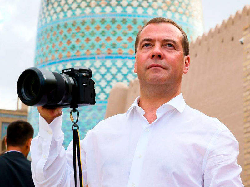 Премьер-министр России Дмитрий Медведев прибыл в республику Узбекистан с официальным визитом.