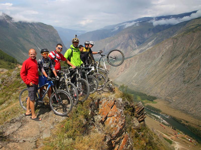 Катание на горных велосипедах по особо опасным трассам Кыргызстана: Незабываемые приключения в сердце Центральной Азии