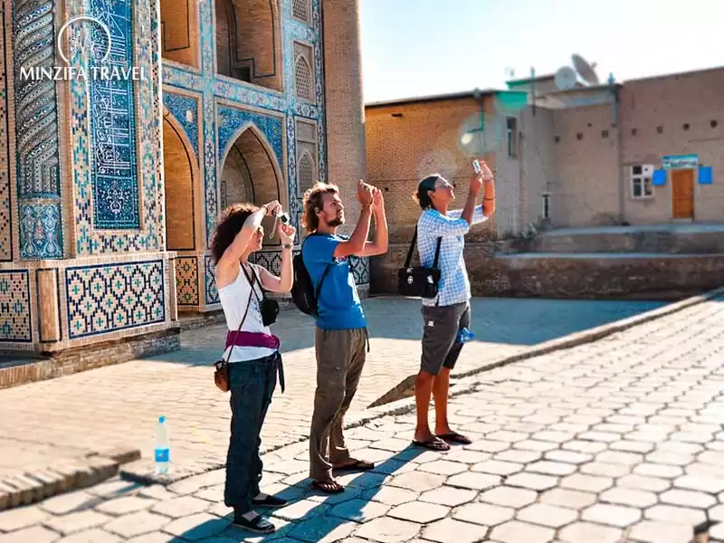 Ташкент туристический. Хива Узбекистан туристи. Туризм в Узбекистане Ташкент. Туристы в Узбекистане. Бухара туризм.