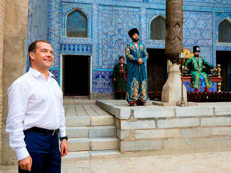Сколько время в узбекистане спят. Медведев в Узбекистане. Медведев в городе Хива. Посещение Узбекистана.
